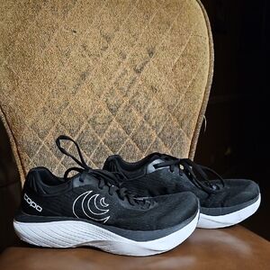 Topo Athletic Atoms Black White Lace Up Sneakers Running Shoes